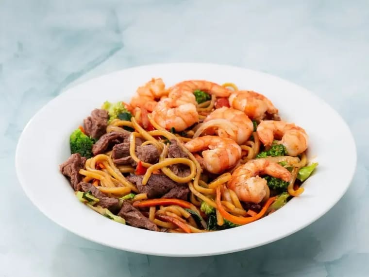 Yakisoba Carne e Camarão